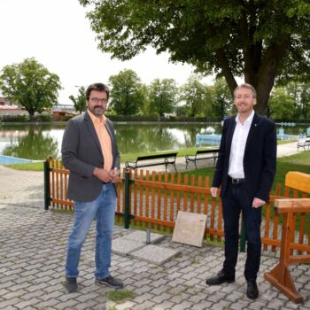 Bürgermeister Jürgen Maier und Vizebürgermeister Gerhard Lentschig im Freibad